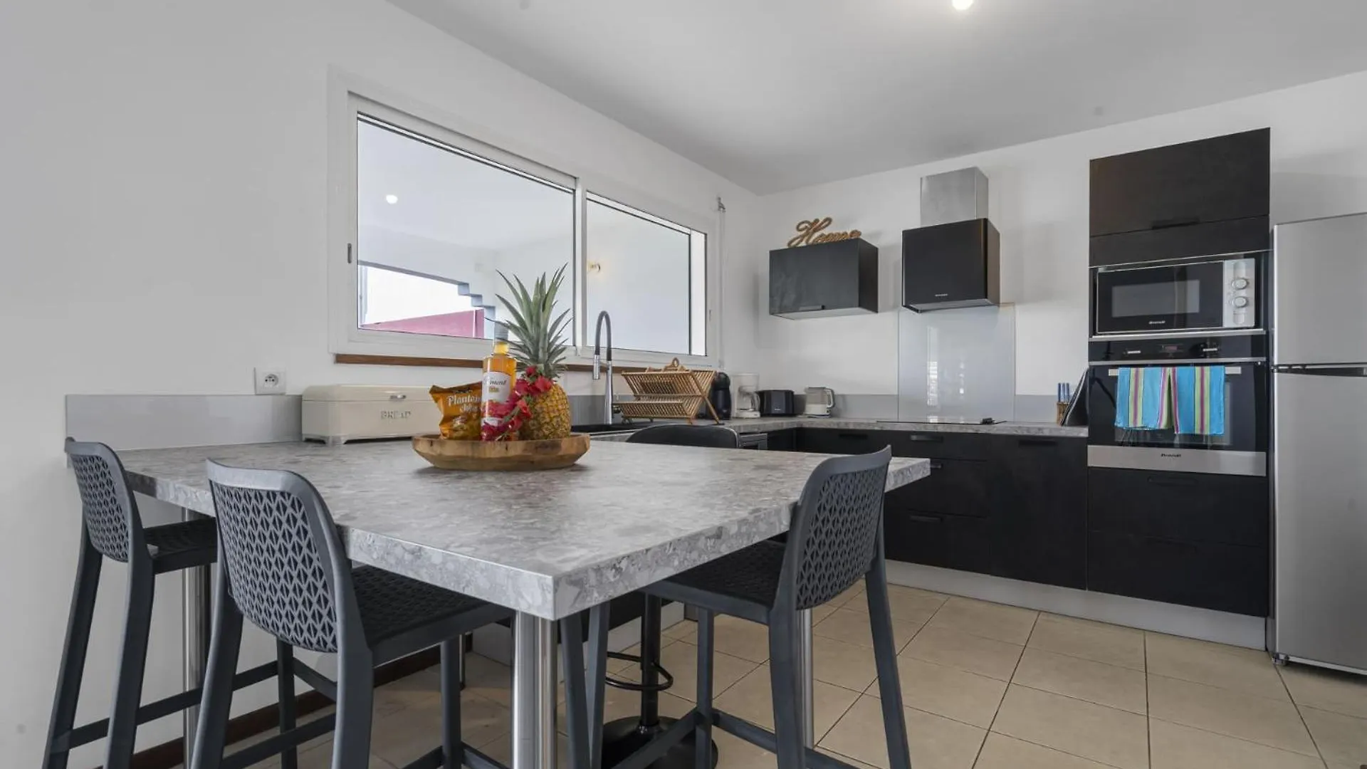 Tropical Sunset: Beachfront Apartment with Sea View Terrace Les Trois-Ilets 0*,  Martinique